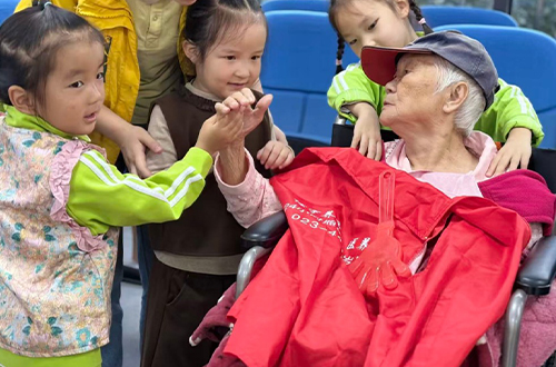 童心遇见白发 爱与陪伴同行——重庆博宇阳光养老中心开展“老幼共融”暖心活动